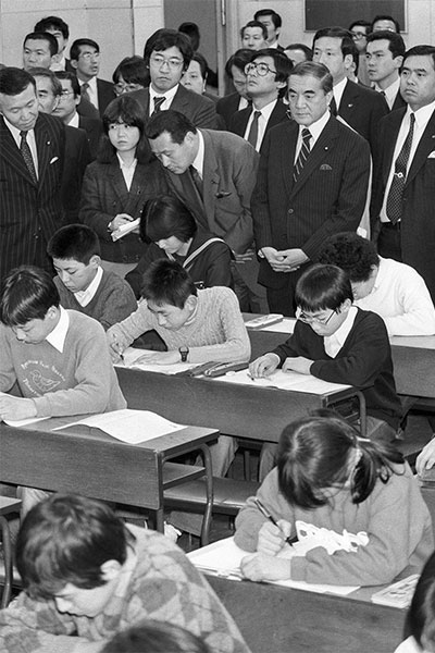 <おあしす>森文相とともに駿台予備校を参観する中曽根首相