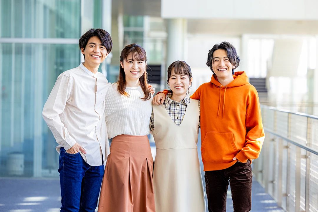笑顔で並ぶ4人の学生