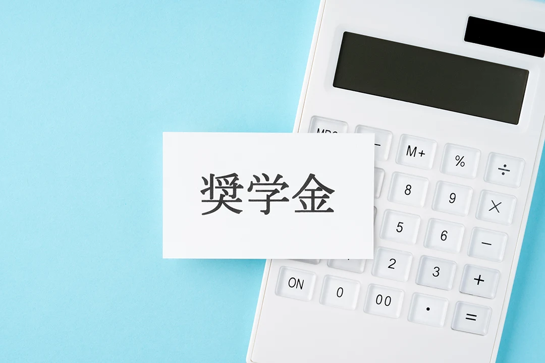奨学金を表す紙幣と積み木