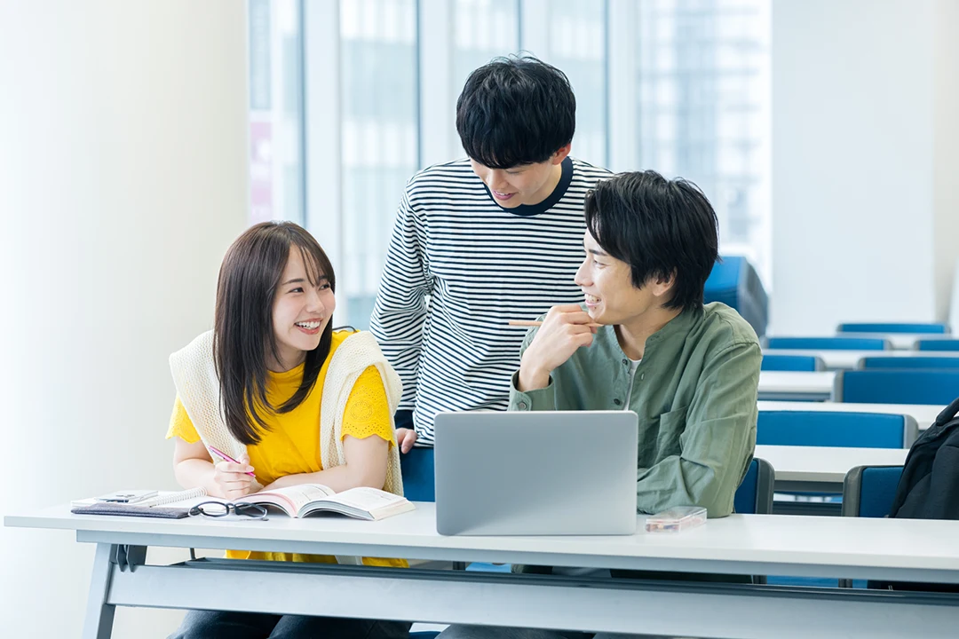 教室で学ぶ駿台ITビジネスカレッジの学生