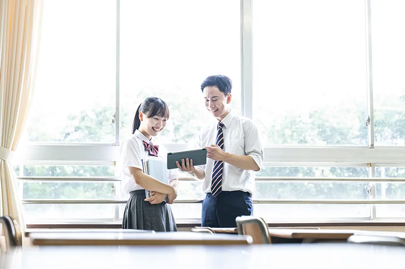 興味のある仕事や専門分野を調べる高校生