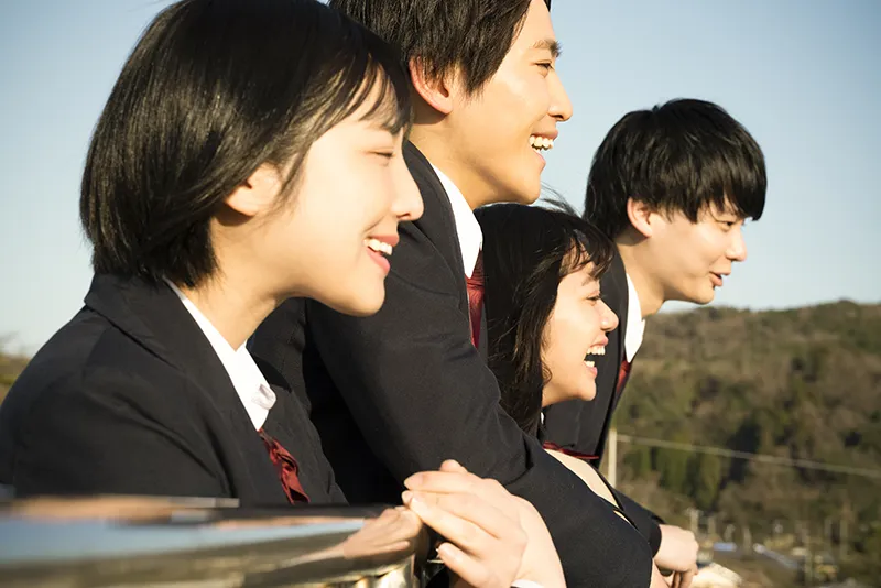 複数の学びや仕事の選択肢から将来を考える様子