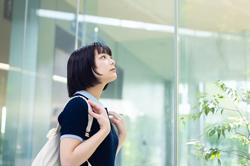 進路相談で専門学校の資料を見比べる高校生