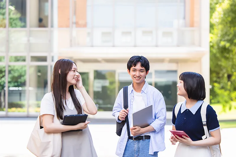 複数のポイントを比べながら自分に合う学校を考える様子